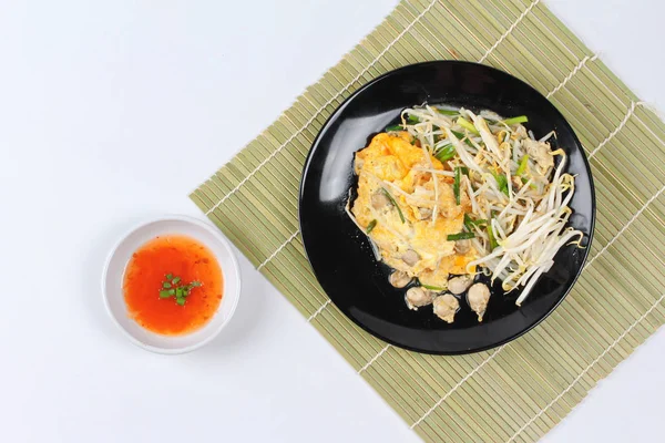 Comida tailandesa, huevo frito y ostra con brotes de frijol y chalota como — Foto de Stock