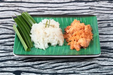 Yapışkan pirinç tavada kızartılmış rendelenmiş hindistan cevizi ile karides