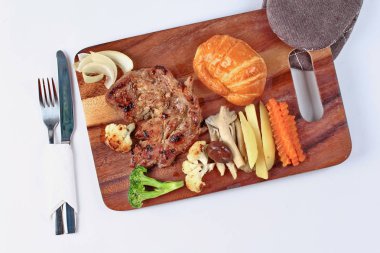Karışık sebze kızarmış tavuk kızarmış baharatlı kalamar servis