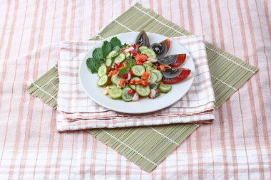 Karışık sebze kızarmış tavuk kızarmış baharatlı kalamar servis