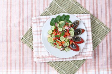 Karışık sebze kızarmış tavuk kızarmış baharatlı kalamar servis