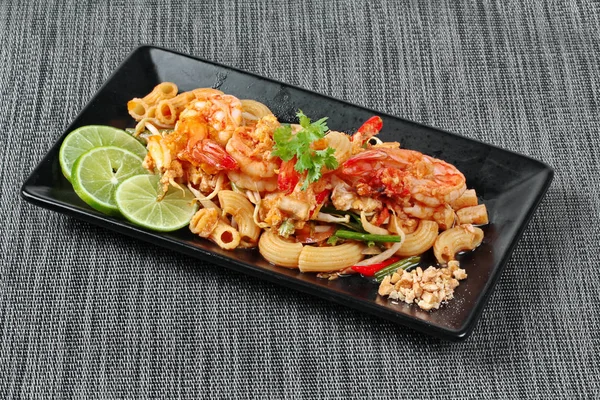 Karışık sebze kızarmış tavuk kızarmış baharatlı kalamar servis