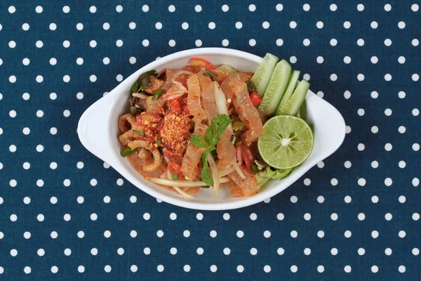 Karışık sebze kızarmış tavuk kızarmış baharatlı kalamar servis