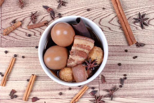 Karışık sebze kızarmış tavuk kızarmış baharatlı kalamar servis