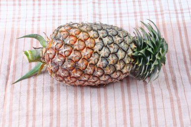 Büyük meyve, taze ananas izole.