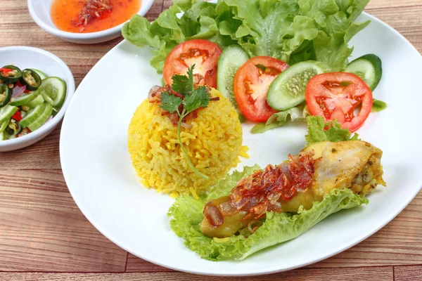 Close up riso giallo musulmano con pollo, Focus selettivo — Foto Stock