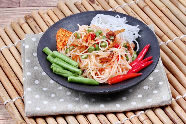 Kryddig och syrlig blandade grönsakssallad med risnudlar serveras . — Stockfoto