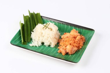 Yapışkan pirinç tavada kızartılmış rendelenmiş hindistan cevizi ile karides