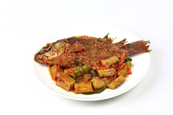 Deep-fried tilapia fish topped Spicy fried eggplant. — Stock Photo, Image