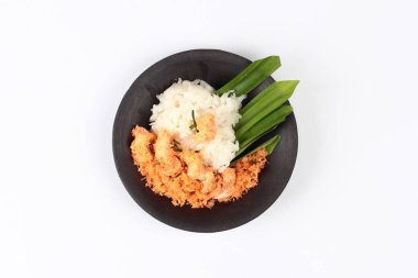 Yapışkan pirinç tavada kızartılmış rendelenmiş hindistan cevizi ile karides