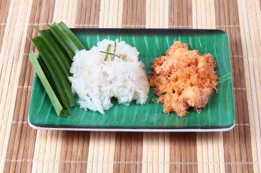 Yapışkan pirinç tavada kızartılmış rendelenmiş hindistan cevizi ile karides