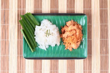 Yapışkan pirinç tavada kızartılmış rendelenmiş hindistan cevizi ile karides