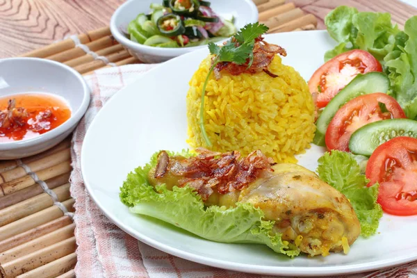 Tutup Muslim kuning beras dengan ayam, fokus selektif — Stok Foto