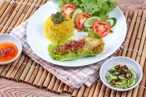 Muslim kuning melati beras dengan ayam, makanan Halal — Stok Foto