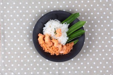 Yapışkan pirinç tavada kızartılmış rendelenmiş hindistan cevizi ile karides