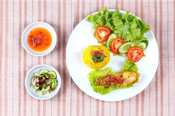 Müslüman sarı Yasemin pilav tavuk, Helal Gıda ile — Stok fotoğraf