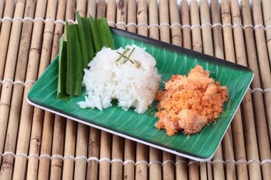 Yapışkan pirinç tavada kızartılmış rendelenmiş hindistan cevizi ile karides