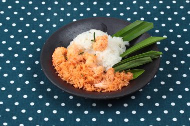 Yapışkan pirinç tavada kızartılmış rendelenmiş hindistan cevizi ile karides