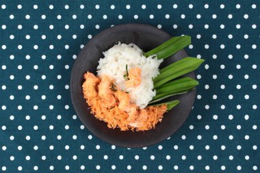 Yapışkan pirinç tavada kızartılmış rendelenmiş hindistan cevizi ile karides