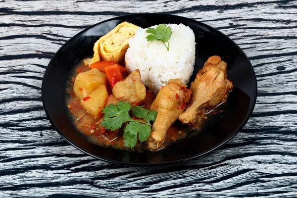 Arroz con pollo, tortilla rematada con curry amarillo japonés . — Foto de Stock