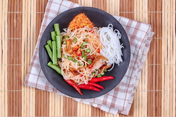 Insalata vegetale mista piccante e aspra con tagliatella di riso — Foto Stock