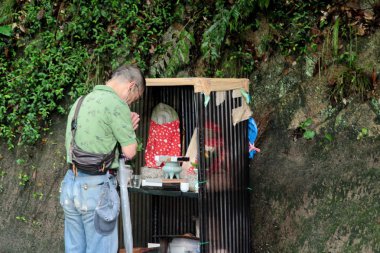 Yaşlı adam saygı Buda resim, Nunibiki Park orman için inanç 