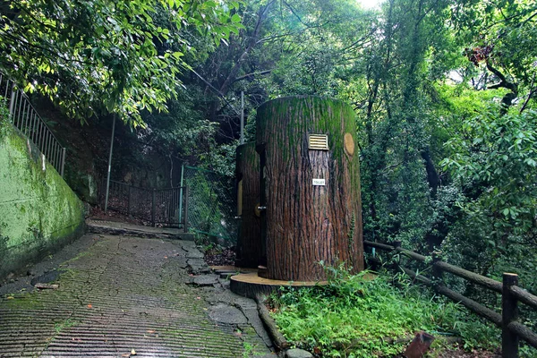 2 tuvalet şeklinde ahşap ağaç Nunibiki Park, Kobe, Japonya. 