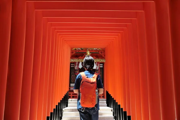 Kırmızı gözlerden Ikuta tapınak (aşk banın tanrısı adlı bayanın backpacker