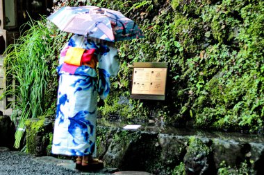 Kimono Bayan boş kağıt tahmin su. Kibune-jinja sh