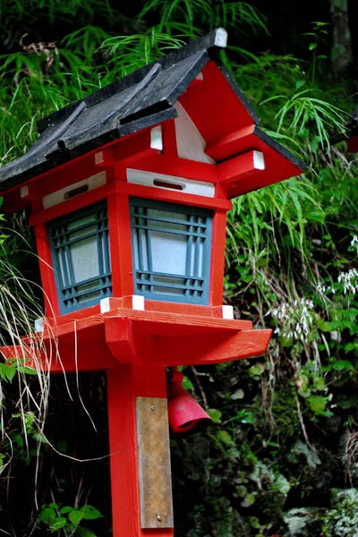 Rotlichtmasten setzten Treppenaufgang zu Kibune-jinja shr fort — Stockfoto