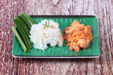 Yapışkan pirinç tavada kızartılmış rendelenmiş hindistan cevizi ile karides