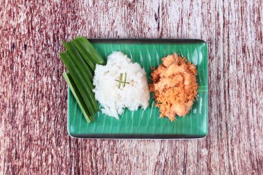 Yapışkan pirinç tavada kızartılmış rendelenmiş hindistan cevizi ile karides