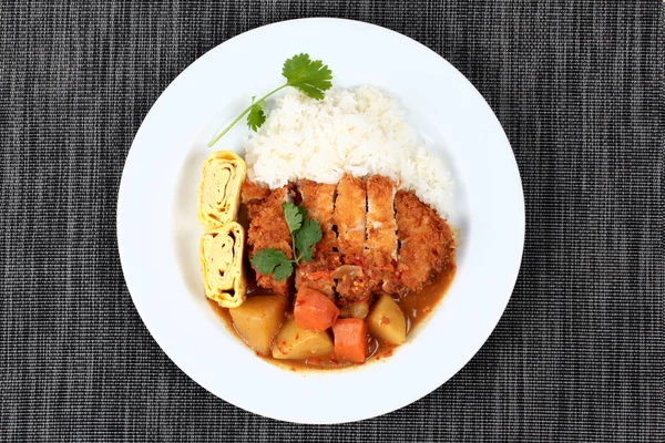 Reis mit gebratenem Schweinefleisch, Omelettrommel mit japanischem gelbem Curry . — Stockfoto