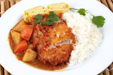 Pilav kızarmış domuz, omlet rulo, sarı köri ile kapatmak .