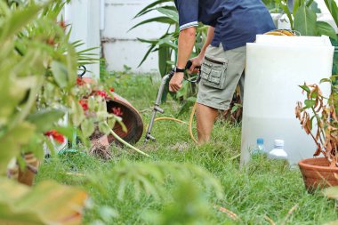 Teknisyenler kimyasal maddeler toprağa attacted dönem için sıkıştırılmış