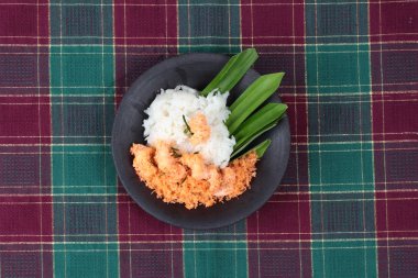 Yapışkan pirinç tavada kızartılmış rendelenmiş hindistan cevizi ile karides