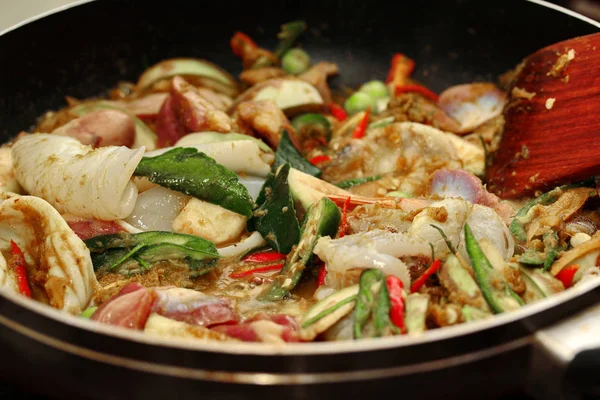 Kochen, gebratener Jasminreis in grünem Curry mit gemischtem Fleisch. — Stockfoto