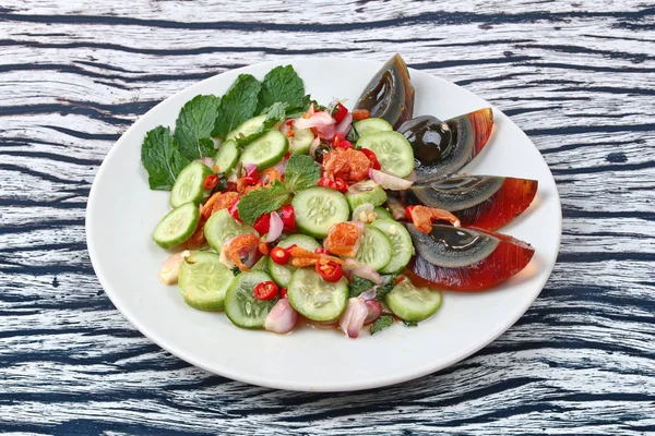 Kurutulmuş karides ve korunmuş yumurta baharatlı salatalık salatası.