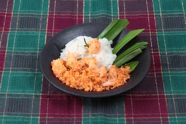 Sticky rijst met gesauteerde geraspte kokos, garnalen — Stockfoto