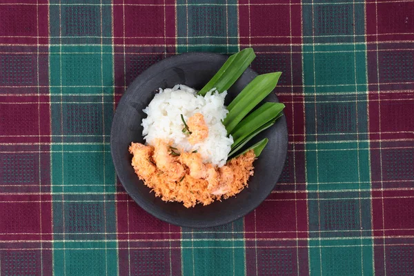 Yapışkan pirinç tavada kızartılmış rendelenmiş hindistan cevizi ile karides