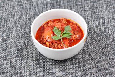 Baharatlı et ve domates dip olarak Nam Prik Ong Tayland içinde 