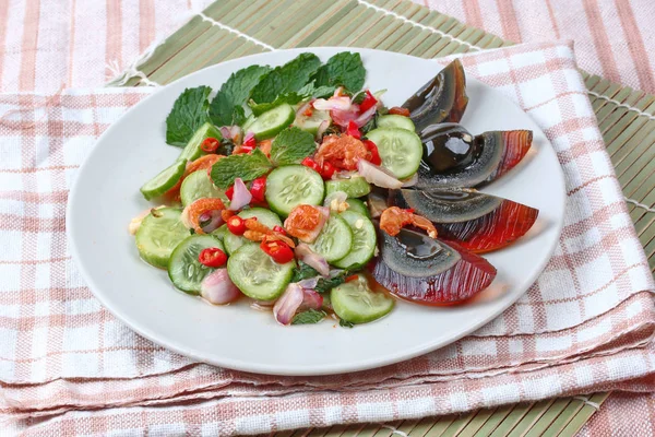 Baharatlı salatalık salatası ile kurutulmuş karides ve korunmuş e kadar kapatın