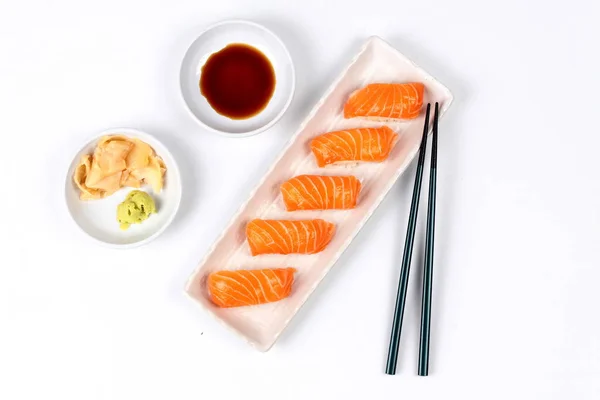 Japon yemekleri - somon suşi garnitür ile servis.