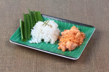 Yapışkan pirinç tavada kızartılmış rendelenmiş hindistan cevizi ile karides