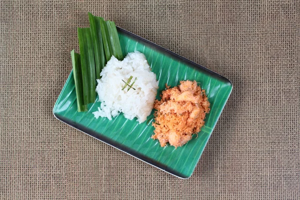 Yapışkan pirinç tavada kızartılmış rendelenmiş hindistan cevizi ile karides