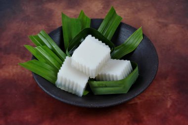 Hazır Hindistan cevizi sütü jöle muz yaprak içinde hizmet .