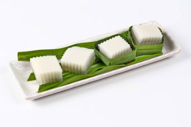 Hazır Hindistan cevizi sütü jöle muz yaprak içinde hizmet .