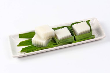 Hazır Hindistan cevizi sütü jöle muz yaprak içinde hizmet .