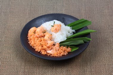 Yapışkan pirinç tavada kızartılmış rendelenmiş hindistan cevizi ile karides