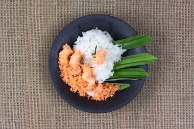 Yapışkan pirinç tavada kızartılmış rendelenmiş hindistan cevizi ile karides